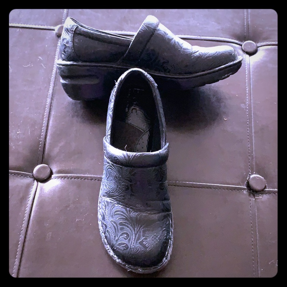 Like new 8.5 clogs